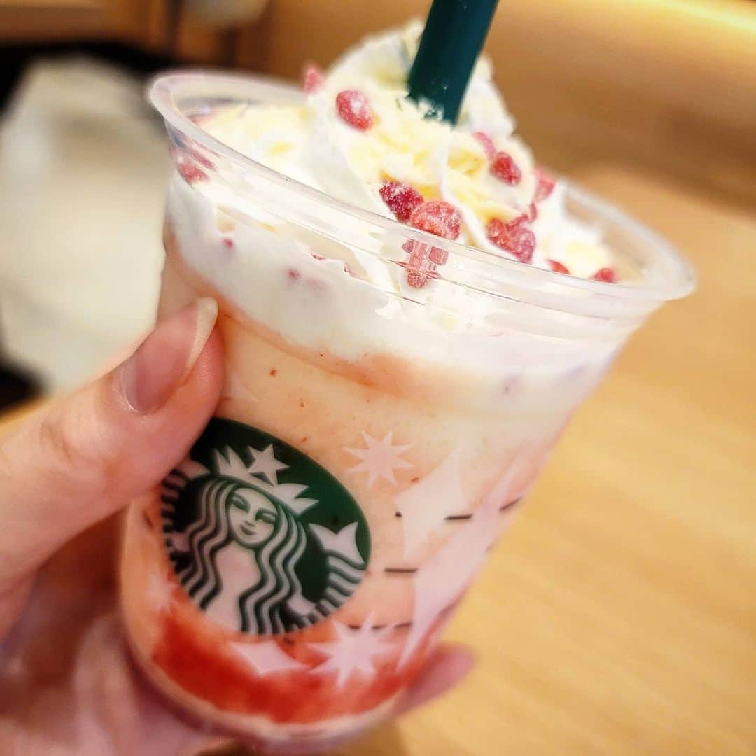 石関友梨のインスタグラム：「久しぶりに甘ったるくない✨これ好きだ❤  #ベリーベリーレアチーズフラペチーノ」
