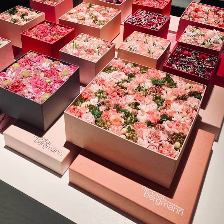 マイナビウエディング ジュエリーのインスタグラム：「ボックスの中にお花の美しさや魅力をギュッと詰め込んだ、 ニコライ・バーグマンさんのフラワーボックスアレンジメントが2020年で20周年を迎えました。 💖 フラワーボックス生誕20周年をお祝いする 「 The Flower BOX Exhibition　Celebrating 20 years with the original Nicolai Bergmann flower box」が六本木ヒルズ52階で開催。レセプションにお出かけしてきました 💐 エントランスには、巨大フラワーボックス！　フラワーボックスのアーカイブ展示やフラワーアート作品、映像など、見応えたっぷり。ニコライ・バーグマンさんが敬愛するアーティストやクリエイター、著名人が参画した、世界にひとつしかないアート作品も展示されています。また、フラワーボックスをつくるワークショップも開催（詳細は公式サイトをご確認ください）。六本木ヒルズの52階からの眺望とともにニコライ・バーグマンさんの花の世界をまるごと楽しめます 🗼 六本木ヒルズ展望台 東京シティビュー スカイギャラリー にて、11月30日まで開催。 ✨ @nicolaibergmann  #nicolaibergmann #flowerbox20th #ニコライバーグマン #フラワーボックス20周年 #フラワーボックス#六本木ヒルズ#六本木ヒルズ展望台#夜景#東京タワー#プロポーズ#マイナビウエディング」