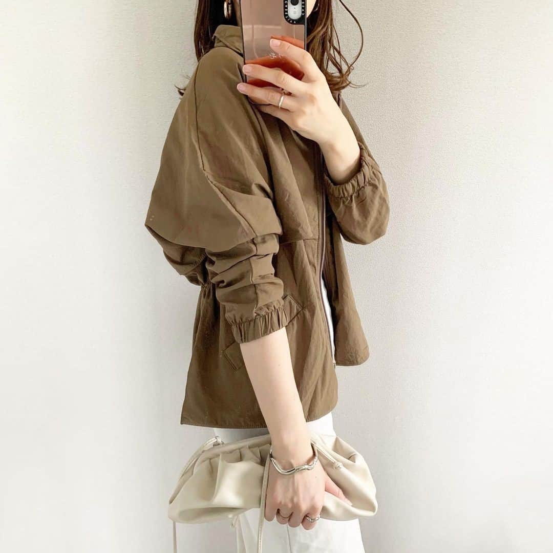 DHOLIC SNAPのインスタグラム：「@yk_omsさんの#dholicsnap⁠ 　⁠ OUTER：@dholic_official⁠ 　⁠ 【LADIES+】⁠ #ドロストショートジャンパー⁠ 全4色￥4,972(税込)⁠ 　⁠ みなさんもぜひ#dholicsnap をつけて⁠ コーディネートを投稿してください📸💕⁠ 　⁠ ※上記以外のご着用アイテムにつきましては品切れ商品、または、私物となります。⁠ 　⁠ #DHOLIC#dholicism#fashion#ootd⁠ #プチプラコーデ#今日のコーデ#今日の服⁠ #OUTER#ジャンパー#冬コーデ#カーキコーデ⁠ #プチプラ#シンプルカジュアル#きれいめファション」
