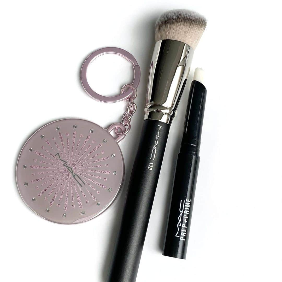 M∙A∙C Cosmetics Japanさんのインスタグラム写真 - (M∙A∙C Cosmetics JapanInstagram)「【SNS限定キャンペーン第3弾！】 M·A·C のグローバル ブランド アンバサダーにLISAが就任したことを記念し、「M·A·C オフメイク セット」を抽選で2名様にプレゼント🌟 ㅤ 応募期間:  2020年11月20日(金) ～ 2020年11月29日(日)23:59 ㅤ 🎁プレゼントアイテム(画像2枚目) 「M·A·C オフメイク セット」 ・#170 シンセティック ラウンド スラント ブラシ (現品) ・M∙A∙C プレップ プライム リップ (現品) ・キーチェーンミラー ㅤ 応募方法: ①Instagramもしくは、TwitterのMAC公式アカウントをフォロー ➁本日11月20日(金) 午後12時に投稿した告知ポストを指定ハッシュタグをつけてリポスト（再投稿）。 #MACLovesLisa #MACGlowPlay #MACオフメイク ③投稿する際に、「オフの日のメイクに使いたい、グロー プレイ リップ バームのカラーと、その理由」のコメントを記入で応募完了となります ㅤㅤㅤ 締め切りは11月29日(日)23:59までとなります ㅤㅤㅤ ※当選のお知らせはDMからお送りさせて頂きます ※非公開アカウントの方は不参加になります ※応募規約はこちらからご確認ください https://bit.ly/3o5qQqM」11月20日 12時01分 - maccosmeticsjapan