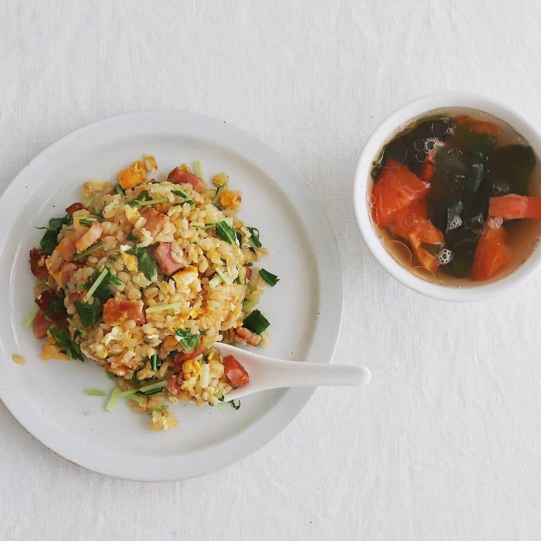 樋口正樹さんのインスタグラム写真 - (樋口正樹Instagram)「fried rice . 昼はちゃちゃっとチャーハン。 もち麦を加えて炊いたご飯で ベーコンと水菜のチャーハン、 わかめとトマトのスープつき。 . . . #チャーハン #焼飯 #炒飯 #まかない飯 #パラパラ炒飯 #もちむぎムサシ #もち麦 #もち麦ダイエット #美作農園 #friedrice」11月20日 12時02分 - higuccini