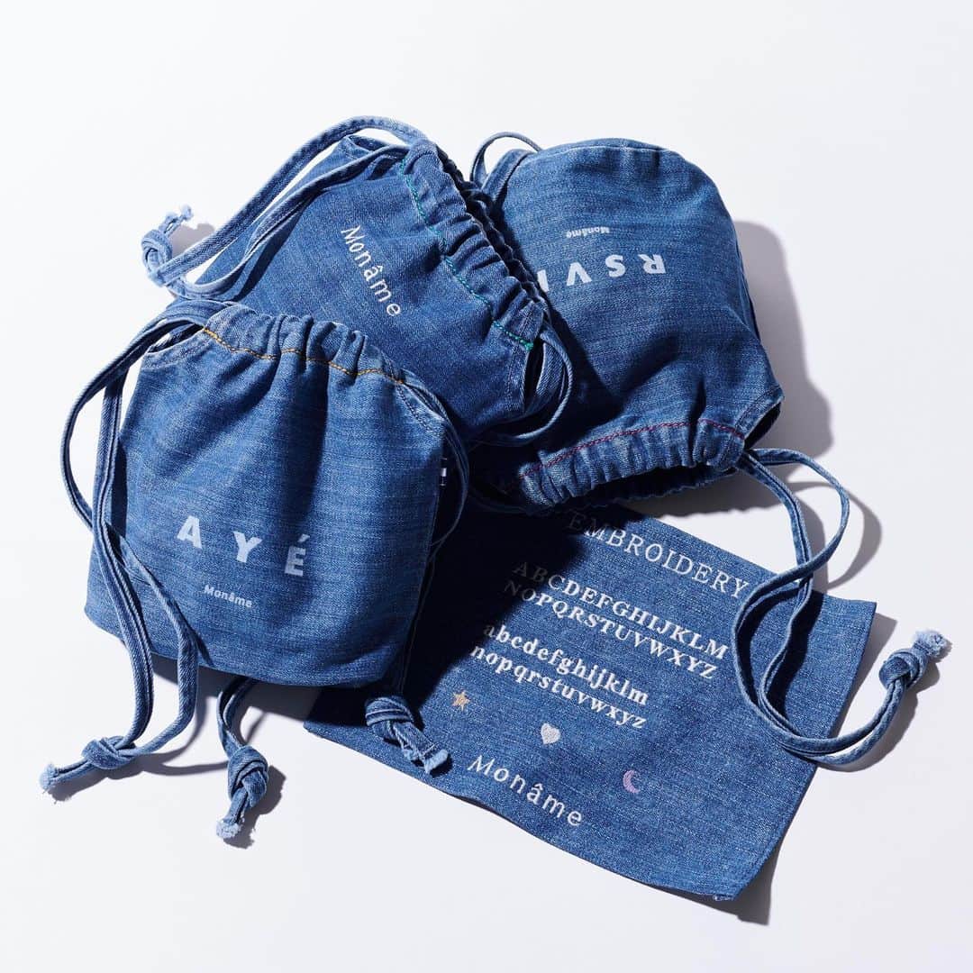 Moname Official Instagramのインスタグラム：「. 【ノベルティキャンペーンのお知らせ】 期間中、Moname ONLINESTOREにて 商品ご購入の方に オリジナル刺繍入り巾着をプレゼント🎁 . 刺繍カラー(3色)と お好きな文字(10文字以内)を選んでいただき、 刺繍をしたオリジナル巾着をお渡しいたします。 ※巾着画像の「Moname」の部分に刺繍いたします✨  ◆期間 11月20日(金)～11月30日(月)  ◆刺繍内容 ・大文字、小文字、数字、 記号（星、ハート、月のみ）での組み合わせで 最大10文字  ◆注意事項 ・数に限りがあるため、なくなり次第終了いたします。 ・ご注文をいただいてからご用意し、 商品と同封させていただくため 通常のお届けより、 お時間をいただきます。 ・詳細はオンラインサイトトップページの お知らせよりご覧下さいませ。 ・返品・交換は致しかねます。  皆さん是非、チェックしてみて下さい😊  #moname#denim#fashion#モナーム#デニム#巾着#プレゼント#プレゼントキャンペーン#ノベルティ#刺繍#オリジナル#お弁当#ブルー#ギフト#オンライン#大人カジュアル#カジュアル」