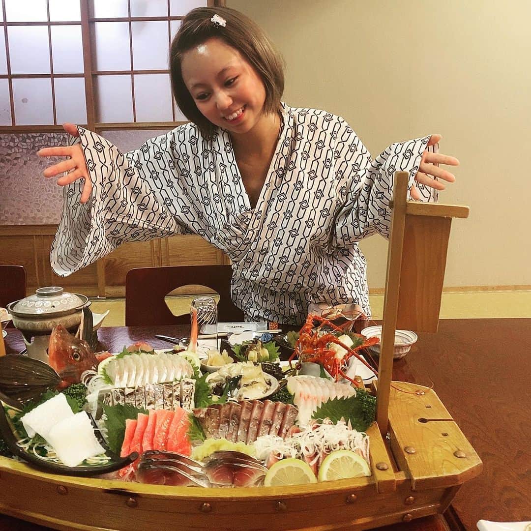亜矢みつき（神谷充希）さんのインスタグラム写真 - (亜矢みつき（神谷充希）Instagram)「昨晩はお腹いっぱい食べたああ😋💕 どれも新鮮で、ぜ〜んぶおいしくいただきました〜♪ #魚を食べると頭が良くなる  #魚 #舟盛り#ごちそうさまでした」11月20日 6時41分 - ma.yamitsuki