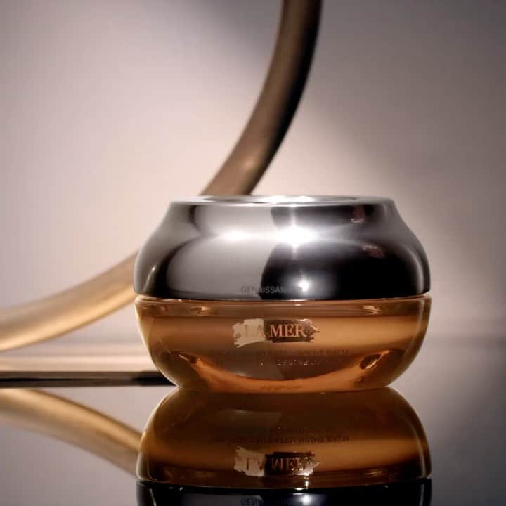ドゥラメールのインスタグラム：「Nightly renewal is in reach. ⁣ ⁣ Join us live on Instagram at 8 PM EST as Sophie Waller, Global Head of Treatments and Services, introduces Genaissance de la Mer The Concentrated Night Balm and answers your questions on this ampoule-strength treatment.」