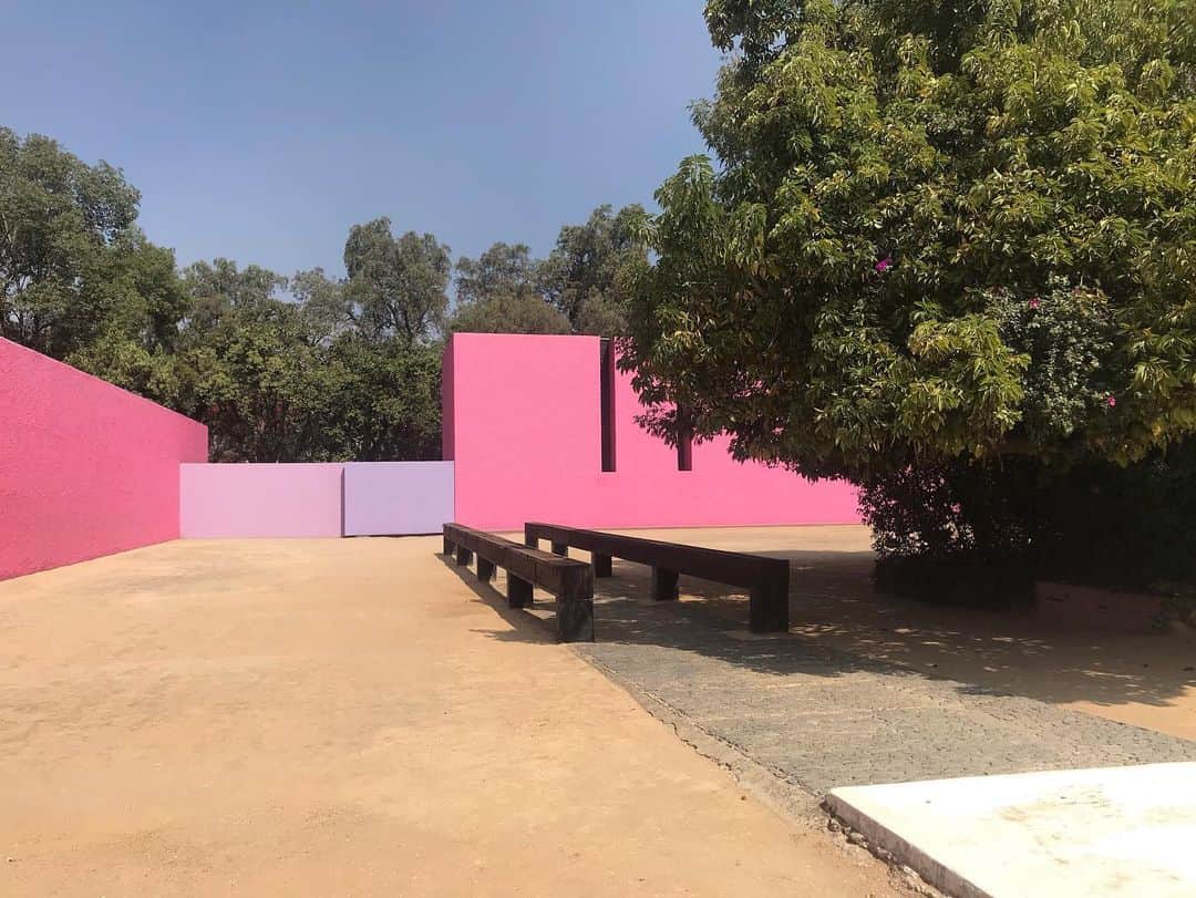 トームさんのインスタグラム写真 - (トームInstagram)「Architecture Classics: Los Clubes - Cuadra San Cristóbal and Fuente de los Amantes / Luis Barragán  At 62 years of age, in 1964, the Mexican architect Luis Barragán began the project of one of his most representative works: the Fuente de los Amantes, located within the Los Clubes neighborhood, in the municipality of Atizapán, State of Mexico. This work is part of a larger intervention, associated within the same project with the Cuadra San Cristóbal (stables) and the Egerstrom House, designed by the architect for a community of horsemen. The set, completed in 1969, became a symbol of his work due to the impeccable use of water, the geometric abstraction of the different planes, and the use of color, recurring elements in his career.  The fountain is one of the spaces for public use within the project. This was supposed to be a living room for riders and their horses, but it was specifically designed as a drinking fountain for animals, not as a decorative fountain. Barragán describes it like this: "I calculated the depth of the pond so that when the horse passed, the water would reach its belly". The rider enters through a side access framed by the great pink wall, then goes down to the pool on the horse, which plunges into the water. All this situation occurs accompanied by the noise of the water, which falls like a waterfall from the aqueduct perfectly supported on another wall of the same material. In this way the water appears calm and moving, changing.  The use of water is characteristic of his work and is influenced by Mexican colonial architecture. But he goes beyond the wells and aqueducts of the haciendas and convents, and designs them as sculptures independent of water, which can maintain their visual and spatial appeal, without the need to be in operation. The Cuadra San Cristóbal, where the stables are arranged, is located 80 meters (approx.) From the source, but they form a single project due to the similar treatment of the elements and the programmatic relationship. The play of pink tones that paradoxically highlights the rather abstract geometry of the walls and the presence of water, link them reading as a single space.」11月20日 6時51分 - tomenyc