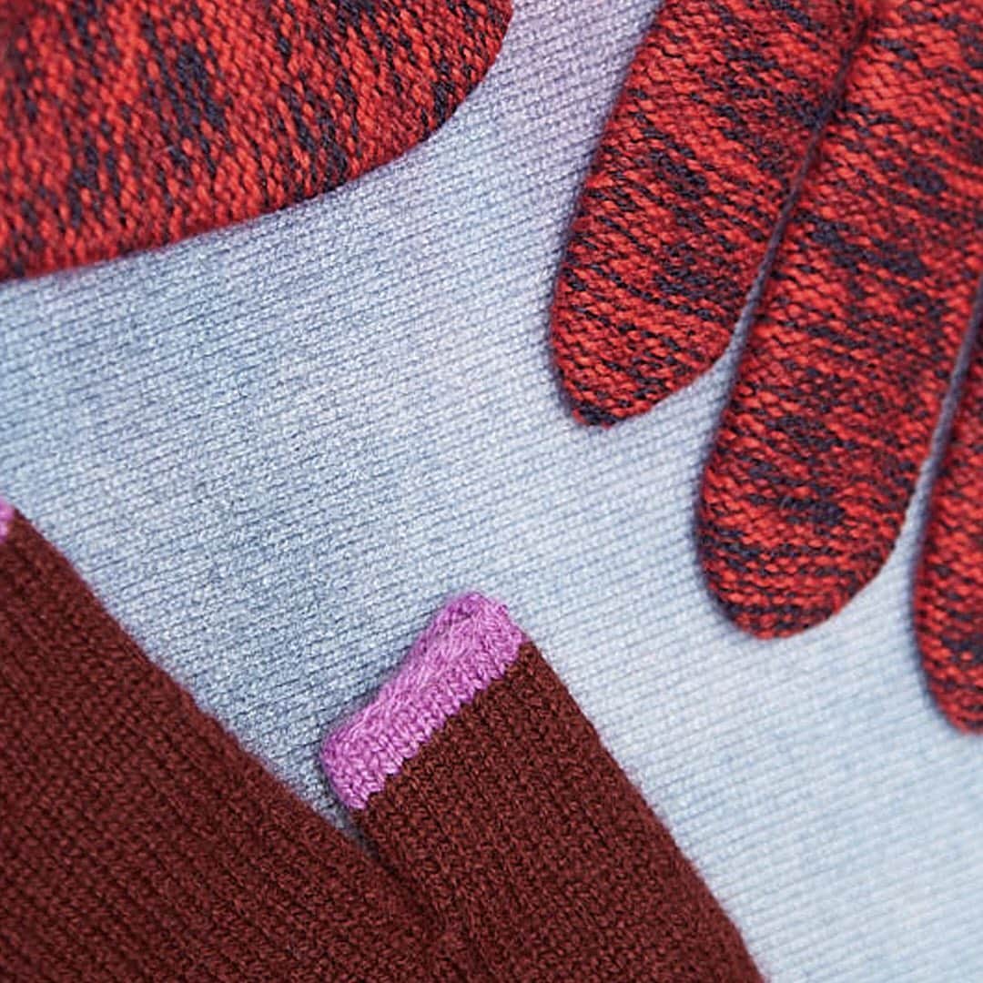 プリングル オブ スコットランドさんのインスタグラム写真 - (プリングル オブ スコットランドInstagram)「Top: mouline gloves made from 95% recycled cashmere and 5% merino.  Bottom: cosy cashmere fingerless gloves with contrasting tips.   Each carefully crafted in Scotland, home to our cashmere experts.   #PringleScotland #madeinScotland」11月20日 6時46分 - pringlescotland