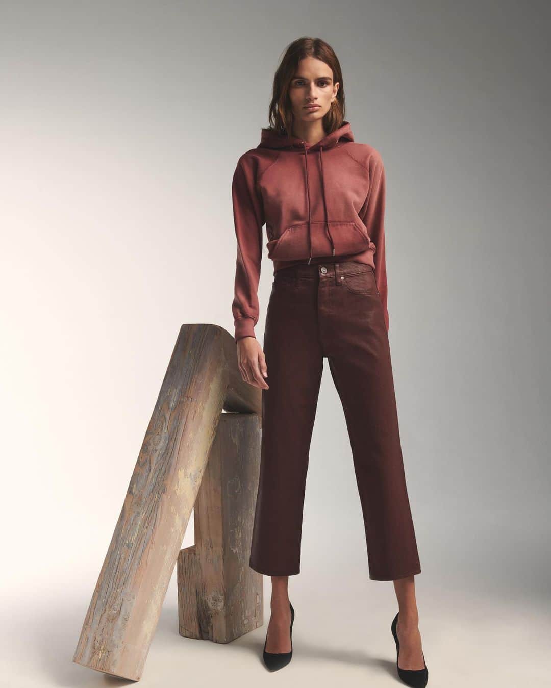 ハドソンのインスタグラム：「Monochromatic reds all season long.」