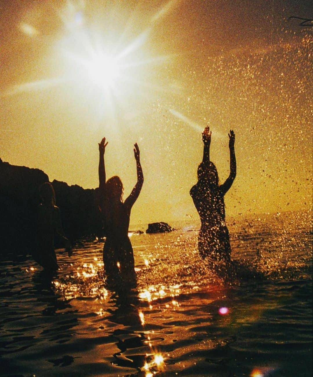 フェリシティー・パルマティアーのインスタグラム：「I love this image 😍 Bring on Summer 🌺 @katebellm」