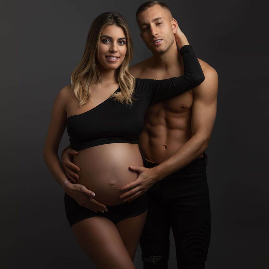 ジェラール・デウロフェウのインスタグラム：「No sabes cuánto amor y alegría siento al verte así de preciosa.. 38 semanas disfrutando día tras día de este camino inolvidable con nuestro rey. Mi felicidad ❤️」