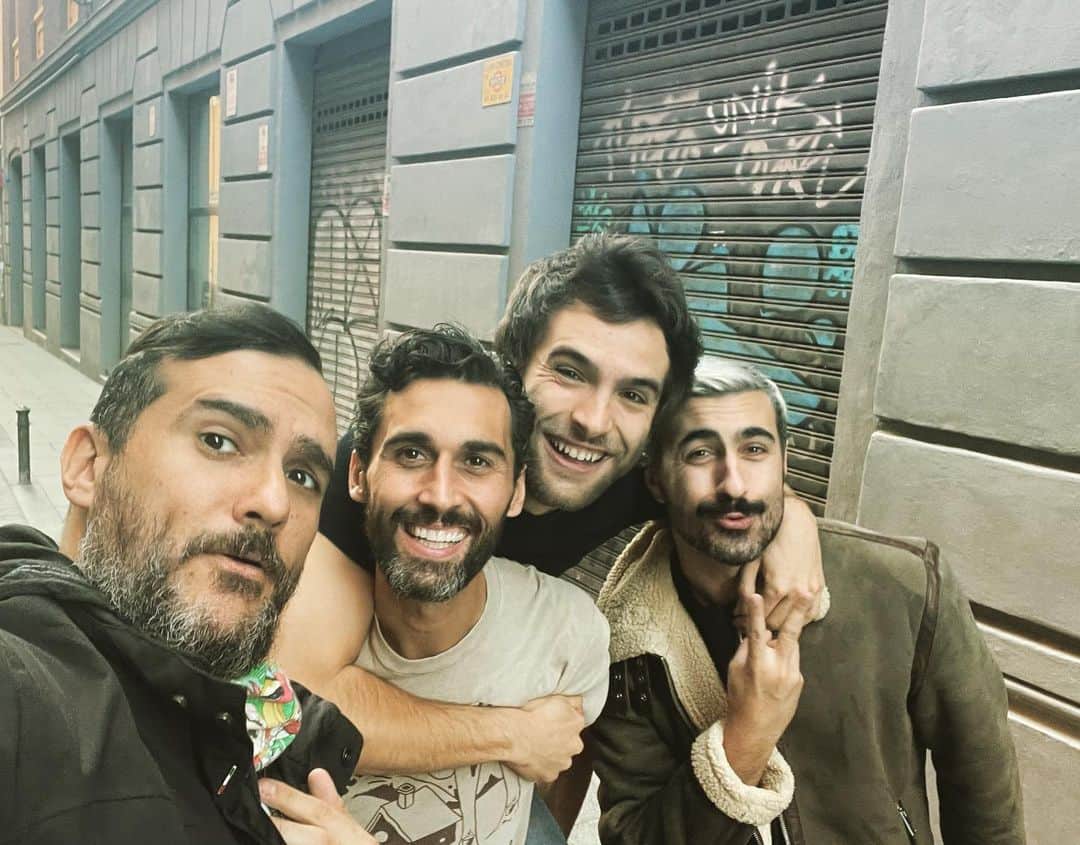 アルバロ・アルベロアのインスタグラム：「Nos cuesta juntarnos pero siempre merece la pena. ¡Poetas y guerreros! 😂🤟🏼」