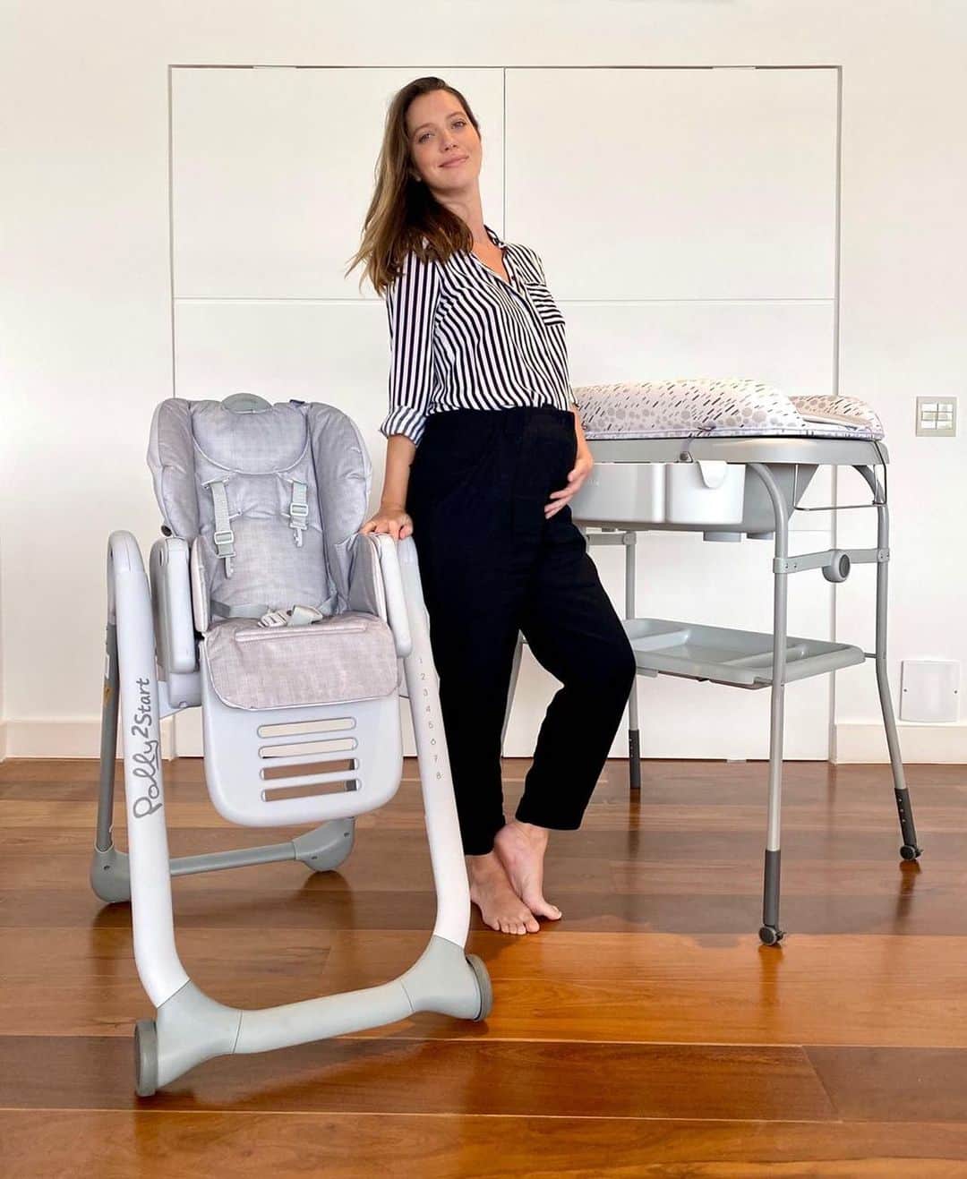 ナタリア・ディルのインスタグラム：「Tudo pronto pra Eva chegar! 💜  Já estou ansiosa para os momentos de banho e papinha com esses itens da @chiccobrasil! Escolhi no site da @totalbabystore, com a consultoria maravilhosa da @mommysconcierge. Chegaram super rápido. Estou apaixonada. #VemEva #Publi」