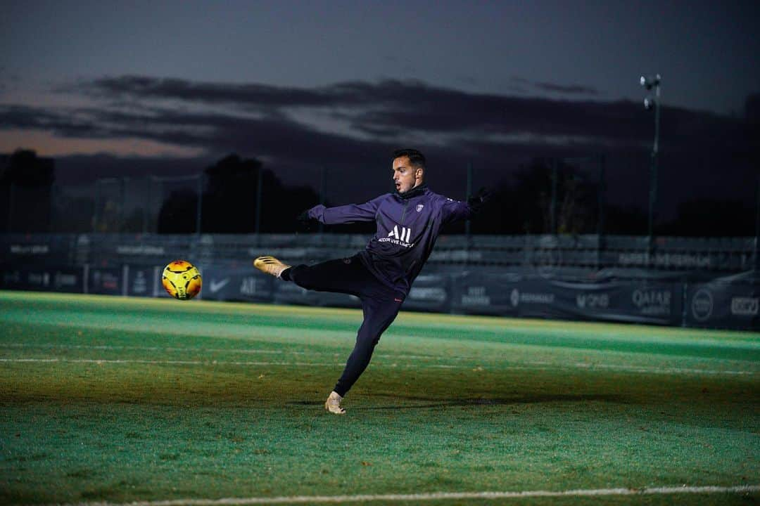 パリ・サンジェルマンFCさんのインスタグラム写真 - (パリ・サンジェルマンFCInstagram)「Autumn night 🌙 . ⚽️ @pablosarabia92 . #ASMPSG #AllezParis #ICICESTPARIS #PSG #Paris #ParisSaintGermain #Sarabia」11月20日 7時08分 - psg