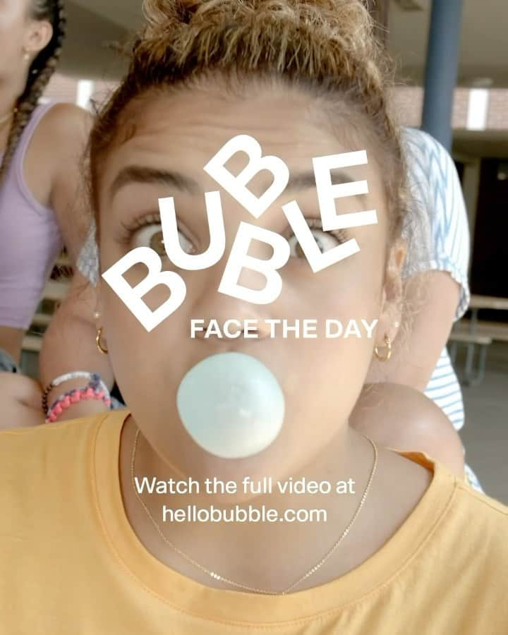 ローリー・ヘルナンデスのインスタグラム：「It’s here! @bubble, new skincare brand made just for teens. One of my absolute favorite things about this launch is their commitment to mental health making teens feel comfortable in their own skin. They they give 1% of their proceeds to @teenlineonline to support mental health 💛 Had a blast with the rest of the @bubble crew earlier this summer(safely of course)— link in my bio for more! #facetheday」