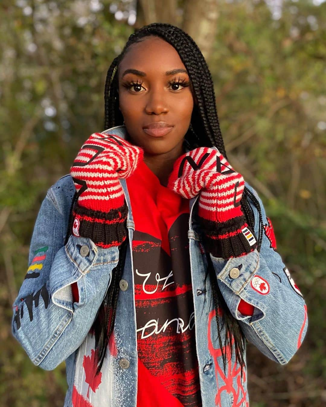 カミカ・ビンガムのインスタグラム：「It’s the red mittens for me 💁🏾‍♀️❤️⁣⁣⁣ ⁣⁣⁣ Glad I’m ready for the cold with my warm and cozy @hudsonbay mittens! Mark your calendars, in a few days we’ll be celebrating #RedMittenDay on November 21st! ⁣ ⁣ Give Back with Red Mittens- For every $15 purchase, part of the proceeds will go towards @teamcanada Olympic athletes to support athletes like myself. 🇨🇦⁣⁣ #ad」