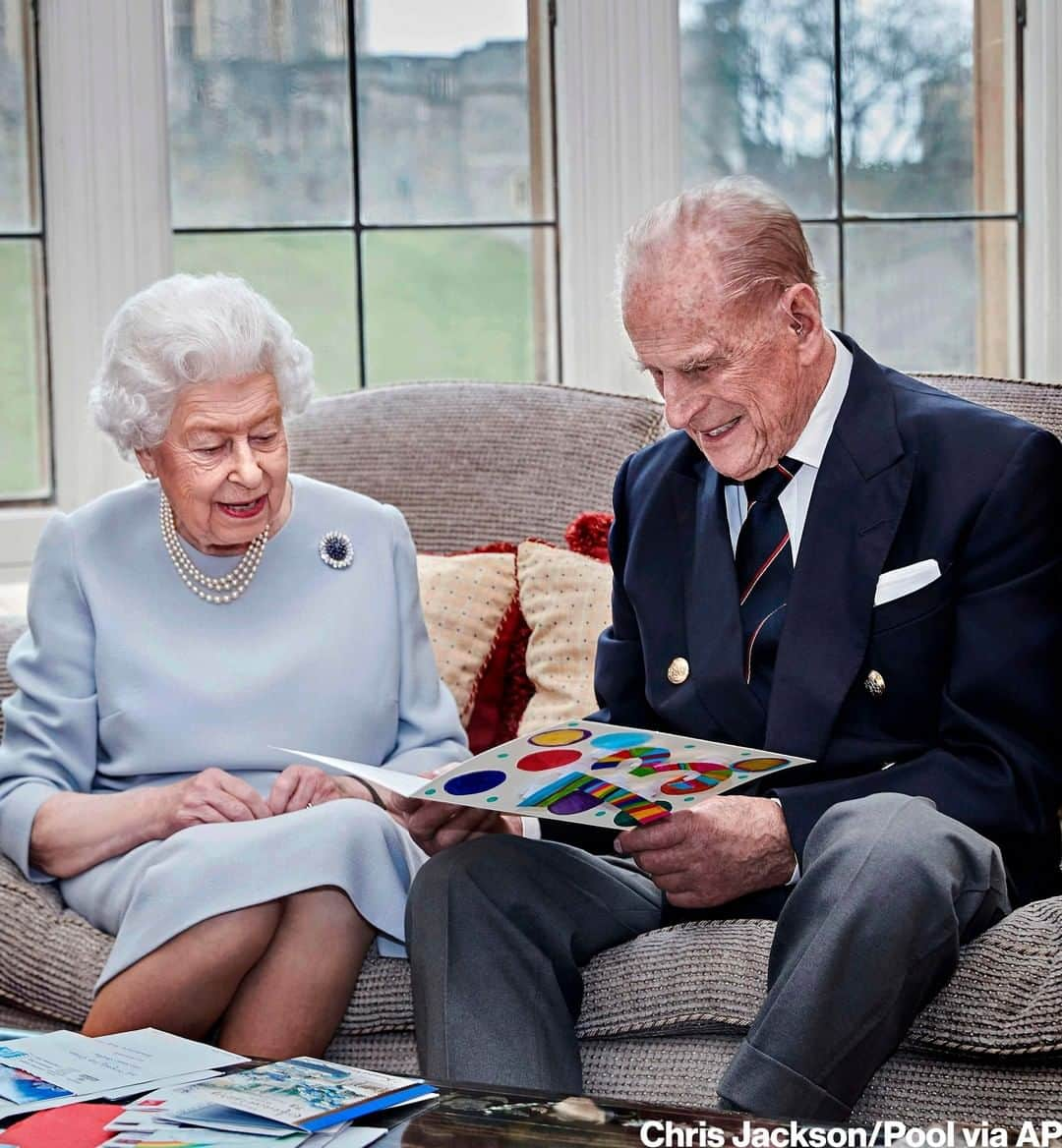 ABC Newsさんのインスタグラム写真 - (ABC NewsInstagram)「Queen Elizabeth and Prince Philip received a homemade card from their great grandchildren – Prince George, Princess Charlotte and Prince Louis – in celebration of their 73rd wedding anniversary. #queenelizabeth #princephilip #royalfamily #britishmonarchy #happyanniversary」11月20日 7時16分 - abcnews