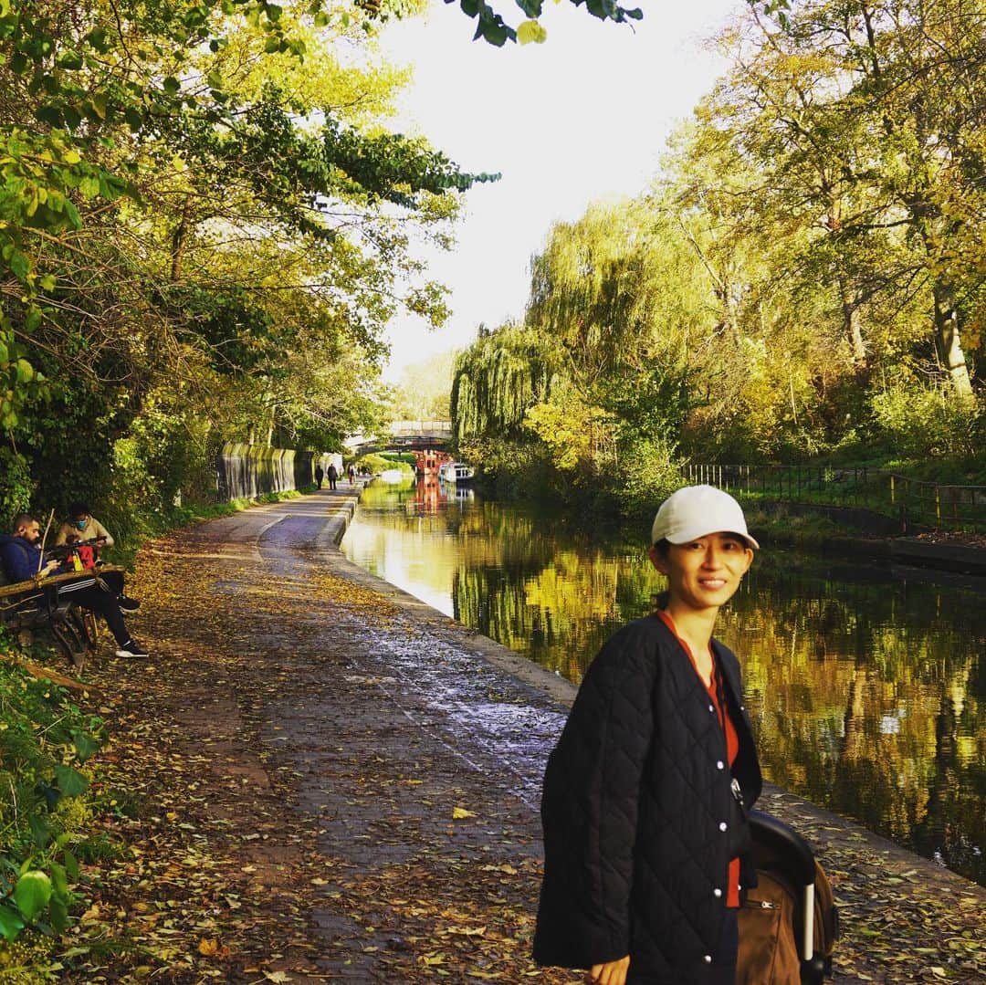 岡村仁美のインスタグラム：「ロックダウン生活も今日で２週間。雨の日が多い中、晴れた日にはすかさずお散歩へ👟  この日は運河沿いを散歩しました。水辺を歩くとリフレッシュできますよね😄  毎日ノーメイクで投稿する写真がないですが、元気に過ごしてます！  #regentscanal  #ロンドン生活 #ロックダウン生活 #ノーメイク生活 #キャップでごまかしたつもり」