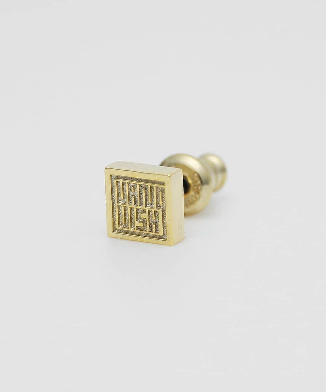 のインスタグラム：「ㅤㅤㅤㅤㅤㅤㅤㅤㅤㅤㅤㅤㅤ Autumn/Winter Collection in Store and vanquish.jp (Ship Oversea). ㅤㅤㅤㅤㅤㅤㅤㅤㅤㅤㅤㅤㅤ ■ Embossed Logo Earring[VAC1236] Color:Gold / Silver Size:Free JPY 3,300 (tax included) ㅤㅤㅤㅤㅤㅤㅤㅤㅤㅤㅤㅤㅤ Shop link bio！ ——————————————— ‪#VANQUISH #vanquishjp」