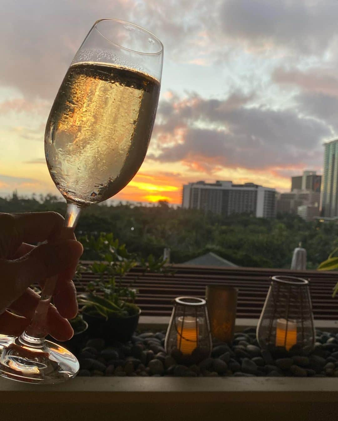 和央ようかさんのインスタグラム写真 - (和央ようかInstagram)「Gorgeous sunset 🌅   ずっとずっと見ていたい、ゴージャスなサンセット🌅 今日も有難う、そして、今日よりよい明日を目指して😊  #takakoworldstylin🌎 #lifestyle #hawaii #yokawao #和央ようか#sunset」11月20日 7時11分 - yokawao0215