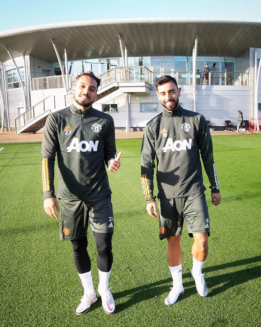 マンチェスター・ユナイテッドさんのインスタグラム写真 - (マンチェスター・ユナイテッドInstagram)「Alright lads? 😎 #MUFC #AlexTelles #BrunoFernandes」11月20日 7時12分 - manchesterunited