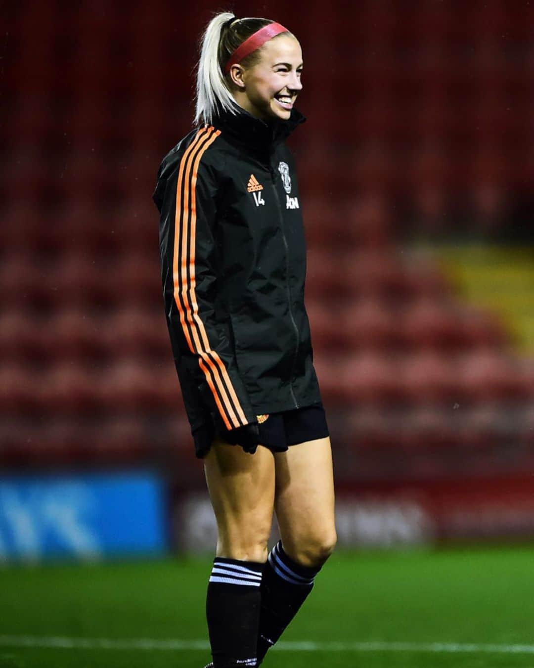 ジャッキー・グローネンのインスタグラム：「Under the lights @manutdwomen ♥️」