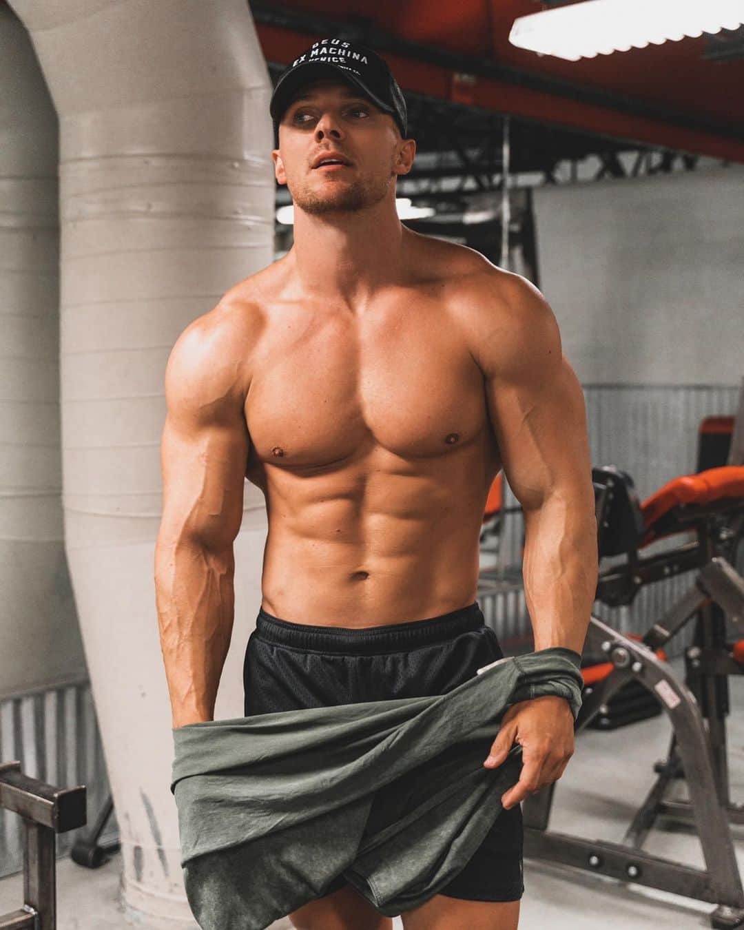 スティーブ・クックのインスタグラム：「Discipline beats motivation. I get asked all the time how do you stay motivated. Motivation is a luxury that comes and goes. Being disciplined will always be more important in any area of your life」