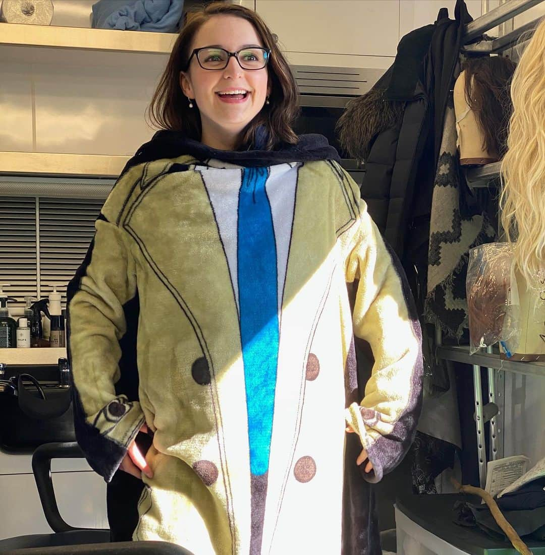 ミーシャ・コリンズさんのインスタグラム写真 - (ミーシャ・コリンズInstagram)「This is Maisie, SPN on-set props assistant, modeling my new “angelic retirement” trench coat snuggie look.  I’m not saying Maisie was my best stand-in, but she certainly was the coziest. #supernatural」11月20日 7時25分 - misha