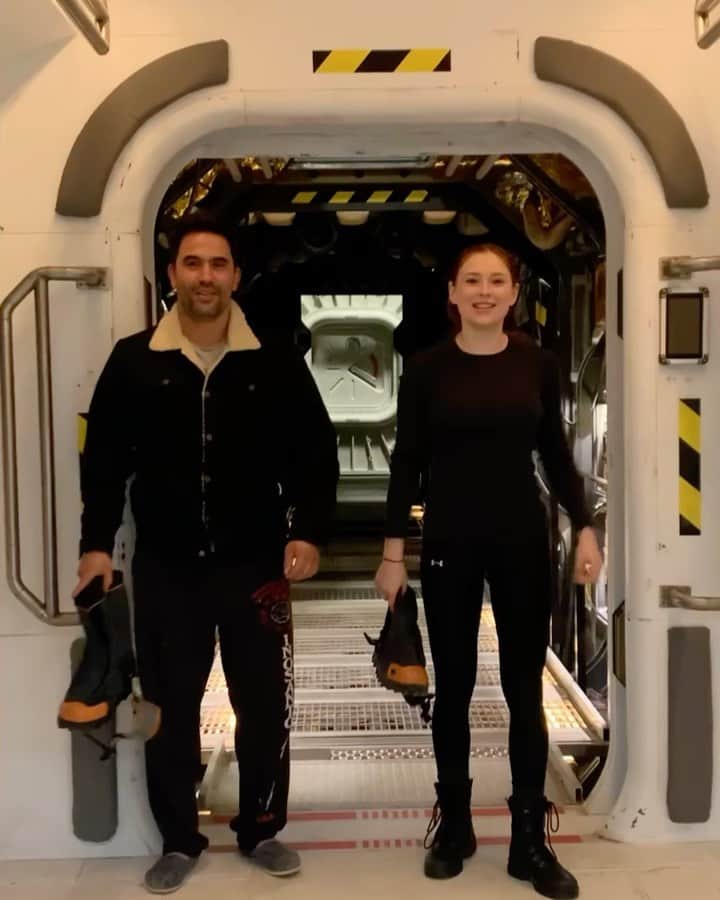 のインスタグラム：「Do not attempt without chicken supervision !!! 🎥 Debbie . . . . .  @minasundwall @lostinspace」