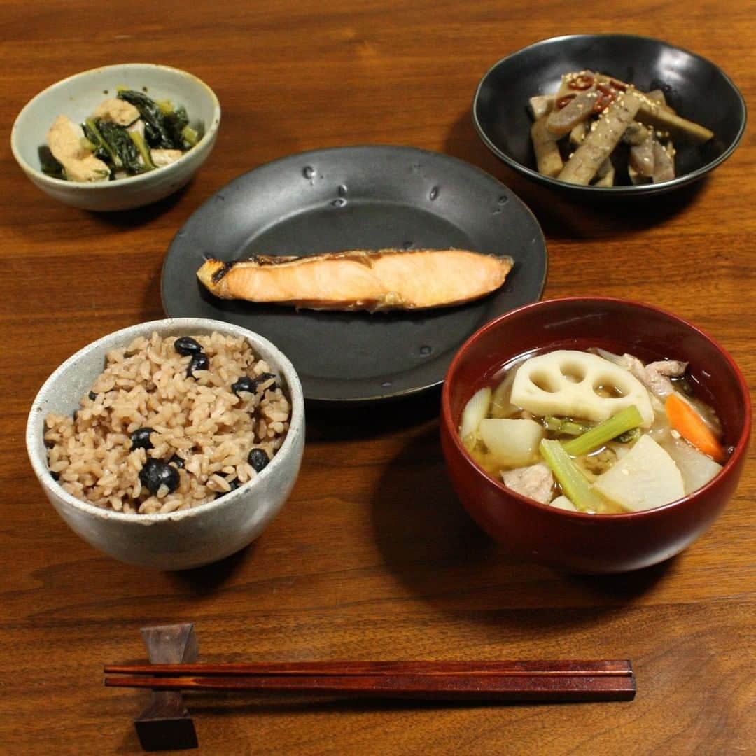 のインスタグラム：「. クリエイターの日々ごはん【瑠璃屋】  Komercoで料理が楽しくなるモノを出品されているクリエイターさんに、創作活動や日々のごはんについてお話を伺うインタビュー連載企画🙌  今回お話をお伺いしたのは、美しい山々に囲まれた長野県高山村で、農薬、化学肥料、除草剤を使わずにブルーベリーとお米を作っている「瑠璃屋」の牧野稔さん。  実は神奈川県横浜市のご出身で、多摩美術大学グラフィックデザイン科の卒業生。そんな牧野さんが、この地で農業を始めたきっかけとは？お仕事の話から日々のごはんのことまで、たっぷりとお聞きしました🌾  ぜひ最新のコメルコバナシをご覧くださいね！  ------------------------------- ▷ #コメルコバナシ は、KomercoアプリとWebサイトのホーム画面でご紹介している読みもの。クリエイターや作品の魅力を紹介し、モノからはじまる料理の楽しさと可能性を提案しています。 https://komer.co/komercobanashis  ▷Web版はプロフィールリンクから📲 @komerco_official  ▷iOS版アプリのダウンロードはAppStoreにて「Komerco」または「コメルコ」と検索🔎 -------------------------------  #komerco #コメルコ #cookpad #クックパッド #komercoごはん #料理をもっと楽しく #おうちごはんを楽しもう #おうちごはん #おうちごはんlover #instafood #foodpic #cookinglove ##手しごと #インタビュー #コメルコバナシ #komercoフード #農家 #家庭料理  #長野県 #高山村 #インタビュー #新規就農 #お米農家 #komercoインタビュー #牧野稔 #瑠璃屋 #ブルーベリー #新米」