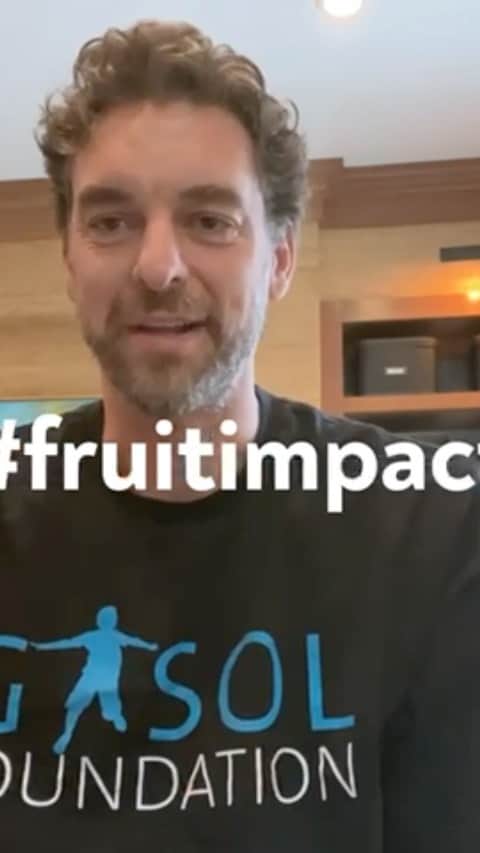 パウ・ガソルのインスタグラム：「Here we have it, the #fruitimpact challenge that we have created with the collaboration of Maria Luisa, an organic clementine farmer. All challenges have a goal and ours is to end the pandemic of childhood obesity. The simple act of buying food is an everyday task capable of generating a great impact on our society and the environment. ⠀⠀⠀⠀⠀⠀⠀⠀⠀⠀⠀⠀⠀⠀⠀⠀⠀⠀ Order your box of clementines and receive a cloth bag so that you can try the challenge at home! Link in Bio! 🍊😉⠀⠀ ⠀⠀⠀⠀⠀⠀⠀⠀⠀⠀⠀⠀⠀⠀⠀⠀⠀⠀ — ⠀⠀⠀⠀⠀⠀⠀⠀⠀⠀⠀⠀⠀⠀⠀⠀⠀⠀ Os presento el reto #fruitimpact que hemos creado con Maria Luisa, agricultora de clementinas ecológicas. Todos los challenges tienen un objetivo y el nuestro es acabar con la pandemia de la obesidad infantil. El simple hecho de comprar alimentos es un acto rutinario capaz de generar un gran impacto en nuestra sociedad y en el medio ambiente. ⠀⠀⠀⠀⠀⠀⠀⠀⠀⠀⠀⠀⠀⠀⠀⠀⠀⠀ Pide tu caja de clementinas y te regalaremos una bolsa de tela para que puedas hacer el reto en tu casa! Link en la Bio! 🍊😉」