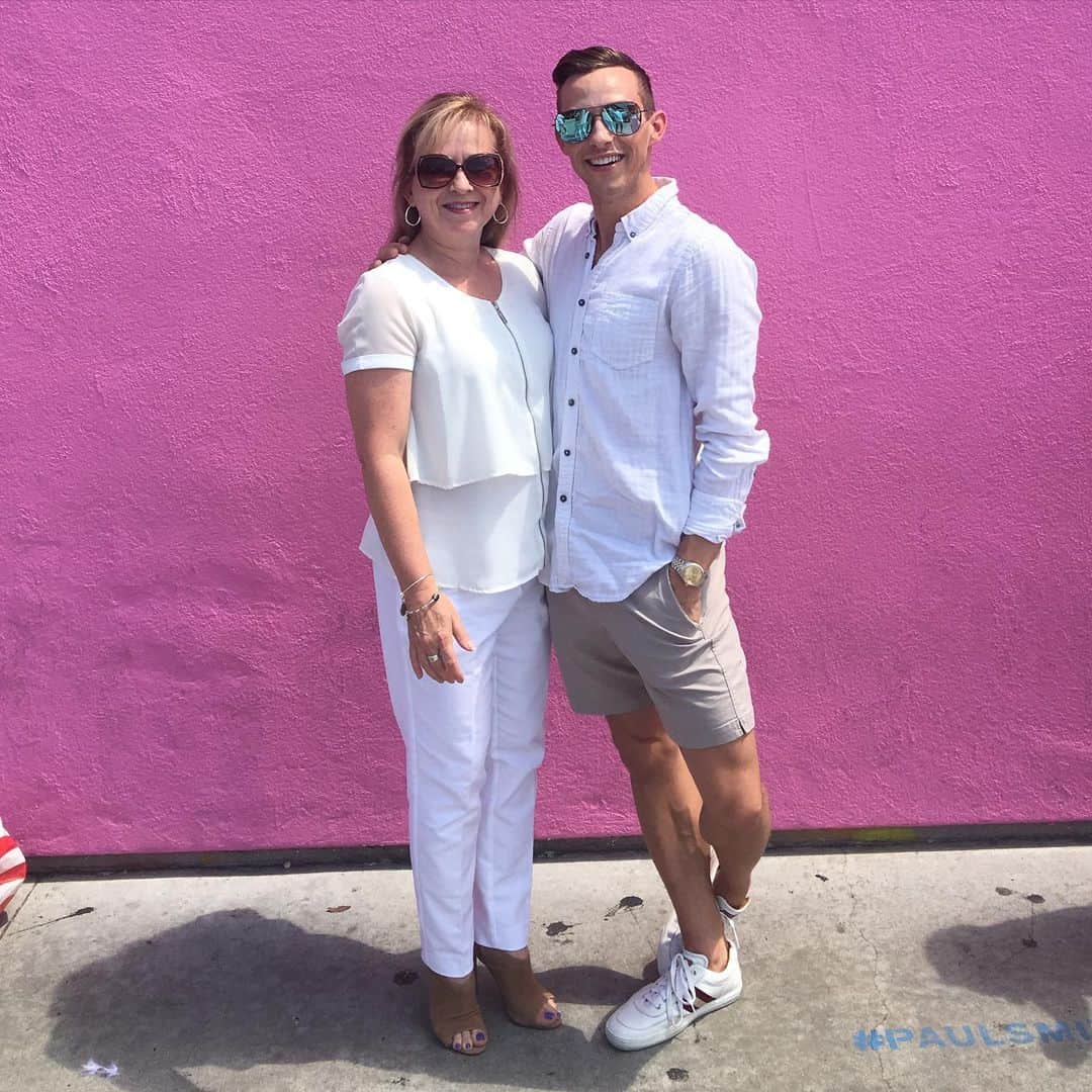 アダム・リッポンのインスタグラム：「Happy birthday to my INCREDIBLE mom, @krippon 🥳🥳🥳 I hope you are having a great day. I love you and I’m so proud of all the things you’re doing INCLUDING your new book that’s coming out next month!!! ❤️❤️❤️ MAKE SURE YOU GO AND GET IT!!! #ParentUp」