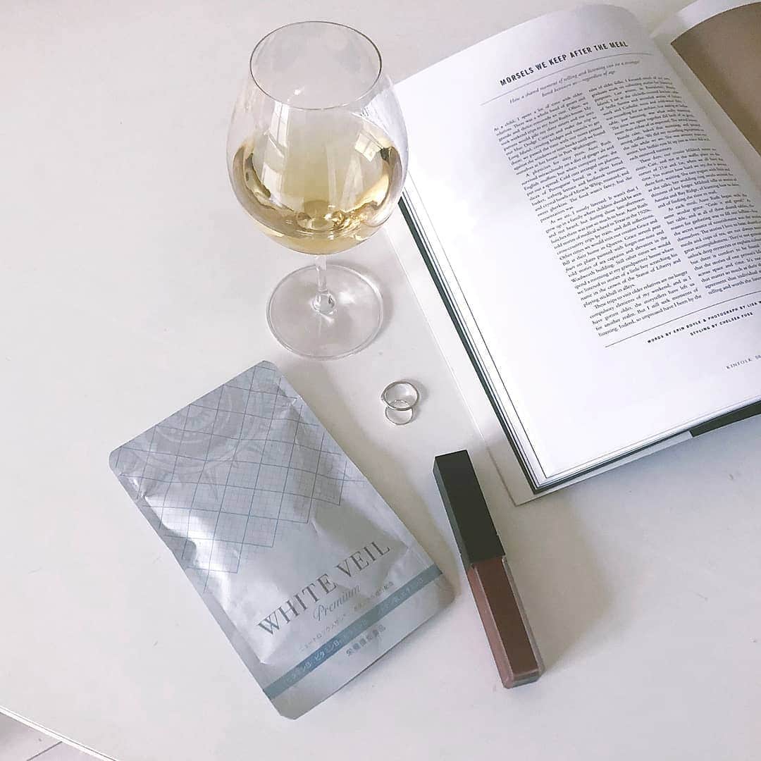 ホワイトヴェールのインスタグラム：「* *  移り変わる楽しみ 季節とともに。  #ホワイトヴェール #whiteveil #飲む日焼け止め #太陽に負けないサプリ #uvケア #ワイン #シンプルな暮らし #ホワイトインテリア#11月」