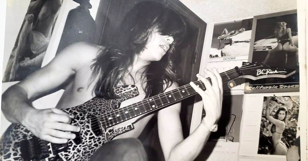 Queensrycheさんのインスタグラム写真 - (QueensrycheInstagram)「#tbt🔙📸 - Todd with his BC Rich guitar at 16 (he still owns it!) 🤘 #queensryche #throwbackthursday #toddlatorre #tlt #16yearsold #bcrichguitars #talented #teen #singersongwriter #drummer #guitarplayer #totalbadass #longhairthenandnow」11月20日 7時45分 - queensrycheofficial