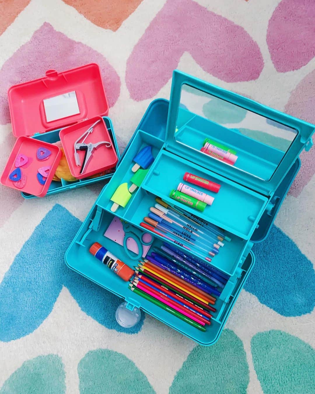 Zooey Miyoshiさんのインスタグラム写真 - (Zooey MiyoshiInstagram)「Ever wonder how Zooey stays organized ? With @realcaboodles ! Ever since her 7th Birthday, Caboodles has really become a necessity in life because it’s where she keeps her school supplies, doll clothes, accessories and music stuff in order. These retro and colorful cases are uniquely cool and if you’re looking to spice up your room, these Caboodle cases are easily stackable and come in different sizes! #ad #Caboodles #WorthOrganizing」11月20日 8時05分 - zooeyinthecity