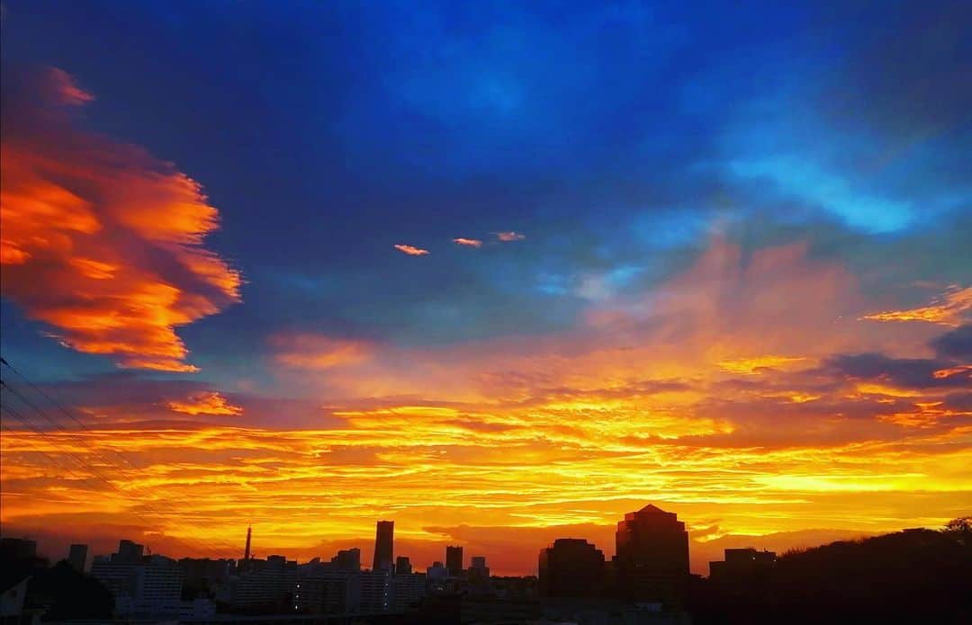 モーゼス夢のインスタグラム：「Sky the limit 可能性は無限にある 見上げて深呼吸 #today #朝焼け #おはようございます」