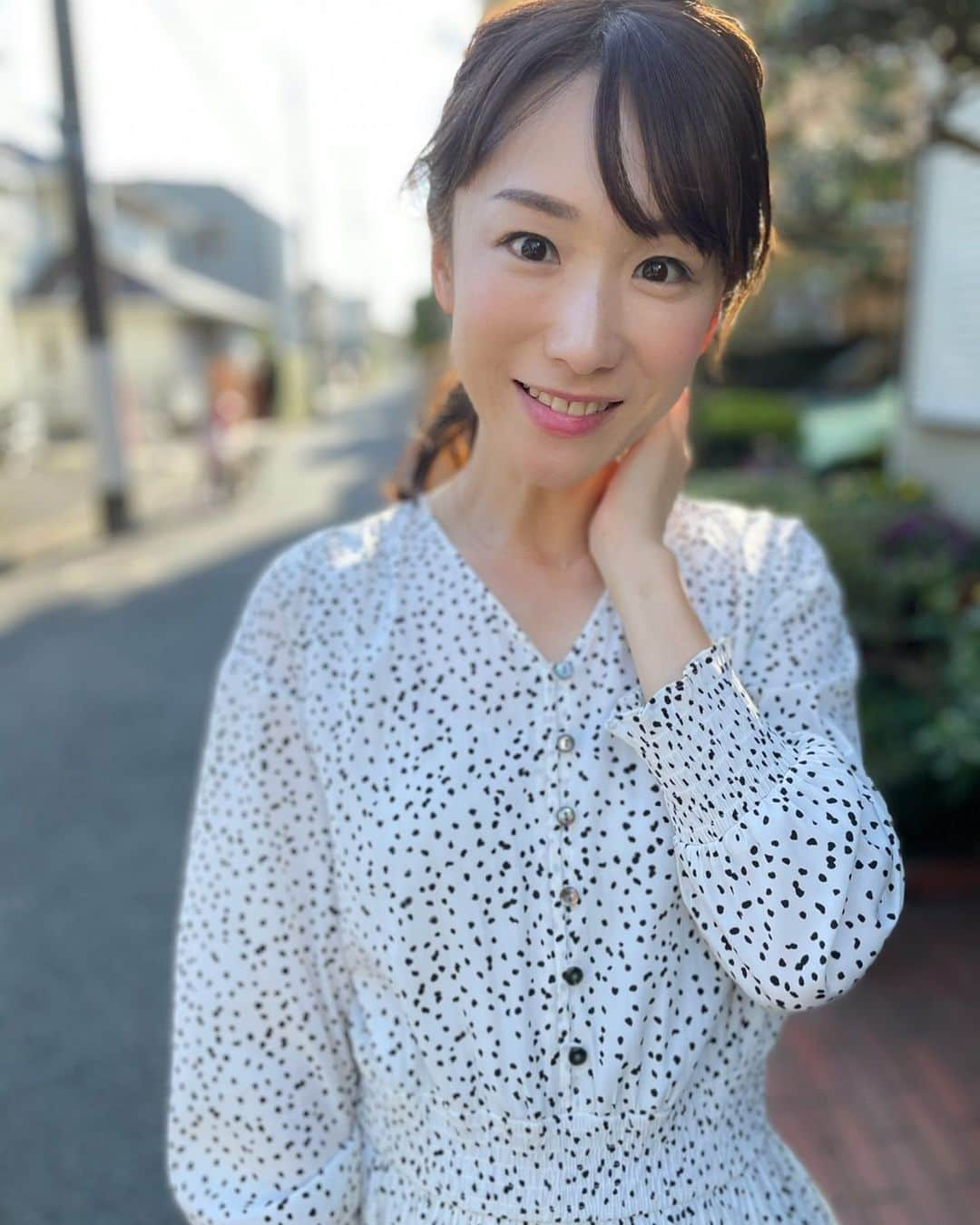 堂真理子さんのインスタグラム写真 - (堂真理子Instagram)「おはようございます！昨日は季節外れの暖かさでしたね☀️クローゼットの奥にしまい込んでいた薄手のワンピースを慌てて取り出しました👗今日は更に気温が上がるようですね。 体調には気を付けましょう✨  　#おはようございます   #昨日は  #暖かかった ですね  #今日も  #暑くなりそう ですね  #堂真理子　#テレビ朝日　#アナウンサー」11月20日 8時14分 - mariko_do