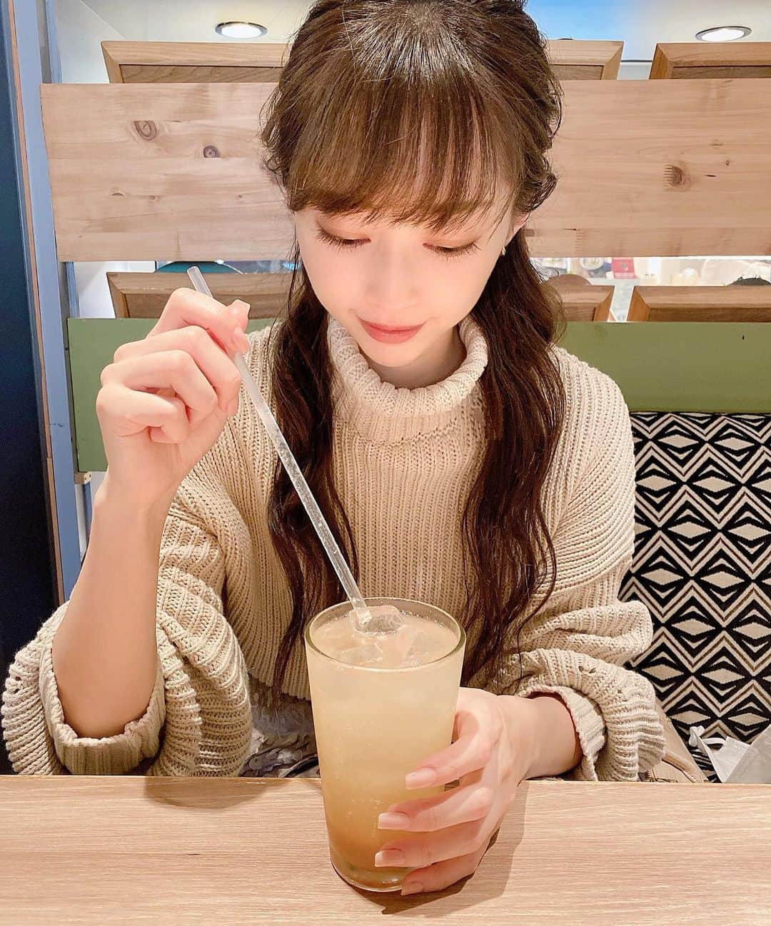 のインスタグラム：「. . . . おはよう🧡🍹 . 今日も頑張りましょう✨ . . . #ロングヘア #自まつ毛  #美容 #スキンケア #美顔器 #racequeen #rq #カラコン #romand #ロムアンド #プーマ #トレーニング #ベージュコーデ #titivate #ティティベイト #スニーカーコーデ #puma #lilybrown #リリーブラウン #ニットコーデ #新宿カフェ #ハーフアップ #ヘアアレンジ #randa」