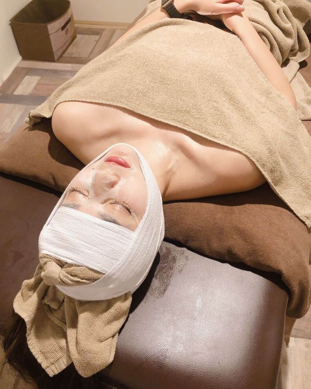 結子さんのインスタグラム写真 - (結子Instagram)「Head spa & facial massage in Kashiwa! Finally I found the place and I recommend this maintenance 👩‍🔧  撮影前にヘッド&小顔メンテナンス💆‍♀️ 結婚を機に柏の方へ都内から引っ越し、なかなかお休みの日のメンテナンス場所を見つけられなかったからすごく嬉しい✨　@parafuse.chiba.yu さんありがとうございます♥️ 頭が一回り小さくなったのとフェイスラインと目の大きさが驚異的に変化✨これなら自信持って撮影に挑めそう💕 ドライヘッドマッサージと、オイルでフェイシャル、包帯巻き巻きで固定。おすすめです^ ^白金発信で流行ってるみたいだよ〜  #PARAFUSE #小顔脳洗浄 ＠parafuse.chiba.yu」11月20日 8時25分 - yuiko_yyy