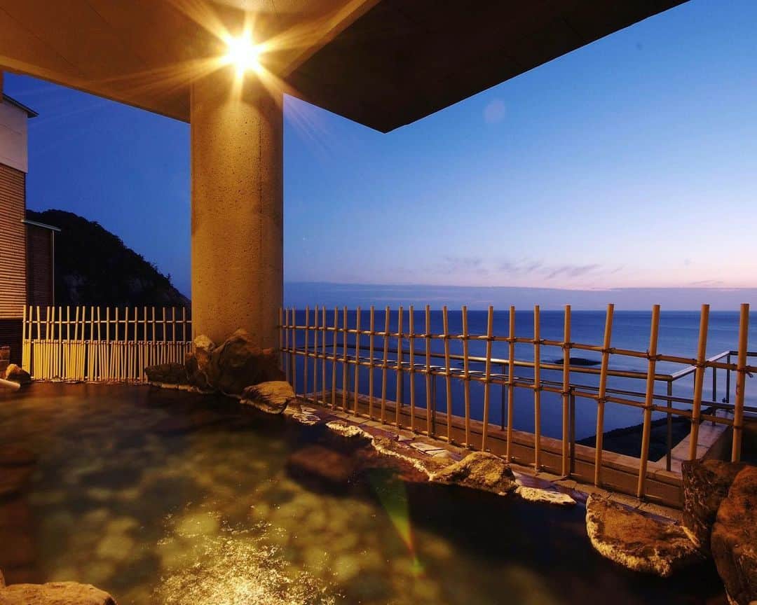 JAPAN TRIP 大人旅〜厳選の宿〜のインスタグラム：「. 🗾兵庫／城崎 📷ホテル金波楼 @hotel.kinparo   #兵庫県  #城崎温泉 #ホテル金波楼  #日本海  #温泉街  #大人旅_厳選の宿 #大人旅jp #そうだ旅に出よう #旅行 #温泉 #露天風呂 #旅館 #露天風呂付き客室 #ホテル #大人旅 #国内旅行 #旅行好きな人と繋がりたい #旅行に行きたい #otonatabi #hotsprings  #japantrip #japantravel #trip #travel #onsen #ryokan #hotel」