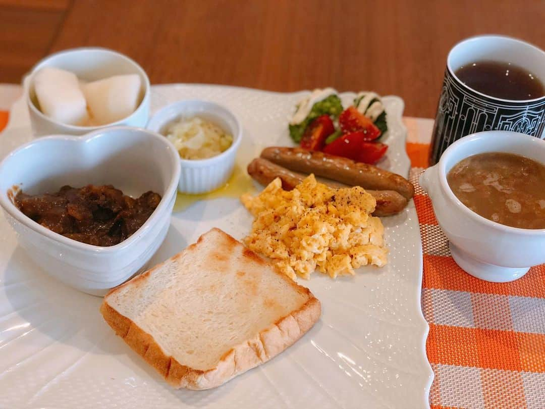 英玲奈さんのインスタグラム写真 - (英玲奈Instagram)「#今日の朝ご飯 #夫の朝ご飯 昨夜、カレーだったので、 朝はカレーにする？パンにする？ と聞いたら、カレーとパンということでこうなりましたw  #ていねいな暮らし #季節を感じる暮らし#からだにいいこと#料理 #からだにやさしいごはん #おうちごはん#夫の健康守りたい#10年後の健康の為に#無添加#無化調#オーガニック#低gi #美腸活#趣味生活#料理家#erenakitchen」11月20日 8時45分 - erena_erenyan