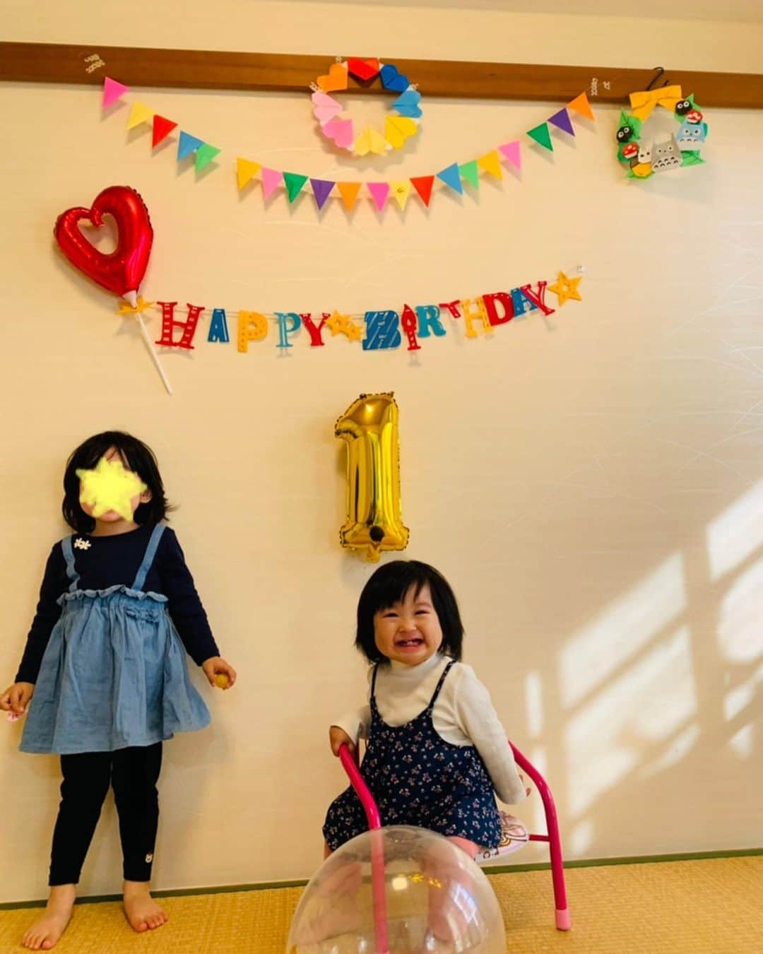 横山愛子さんのインスタグラム写真 - (横山愛子Instagram)「次女ちゃん1歳の誕生日を迎えました☺️ 本当に目まぐるしくて、あっという間の1年❗️❗️ふにゃふにゃだった赤ちゃんが、もう歩いてお話して(*´◒`*)成長が早くてビックリです😃 喧嘩もするけど、基本仲良し姉妹❤️ これからもスクスク育ってね！  そして次女ちゃんの顔出しですが、 長女の時と同じく1歳までとさせて頂きます🙏🙏 なので今後は、二人共スタンプや更新が減ってしまうと思います。 申し訳ありませんがよろしくお願い致します。 #2歳9ヶ月#1歳誕生日 #2歳差育児＃プレママ#こどものいる暮らし」11月20日 8時37分 - aiaiko8