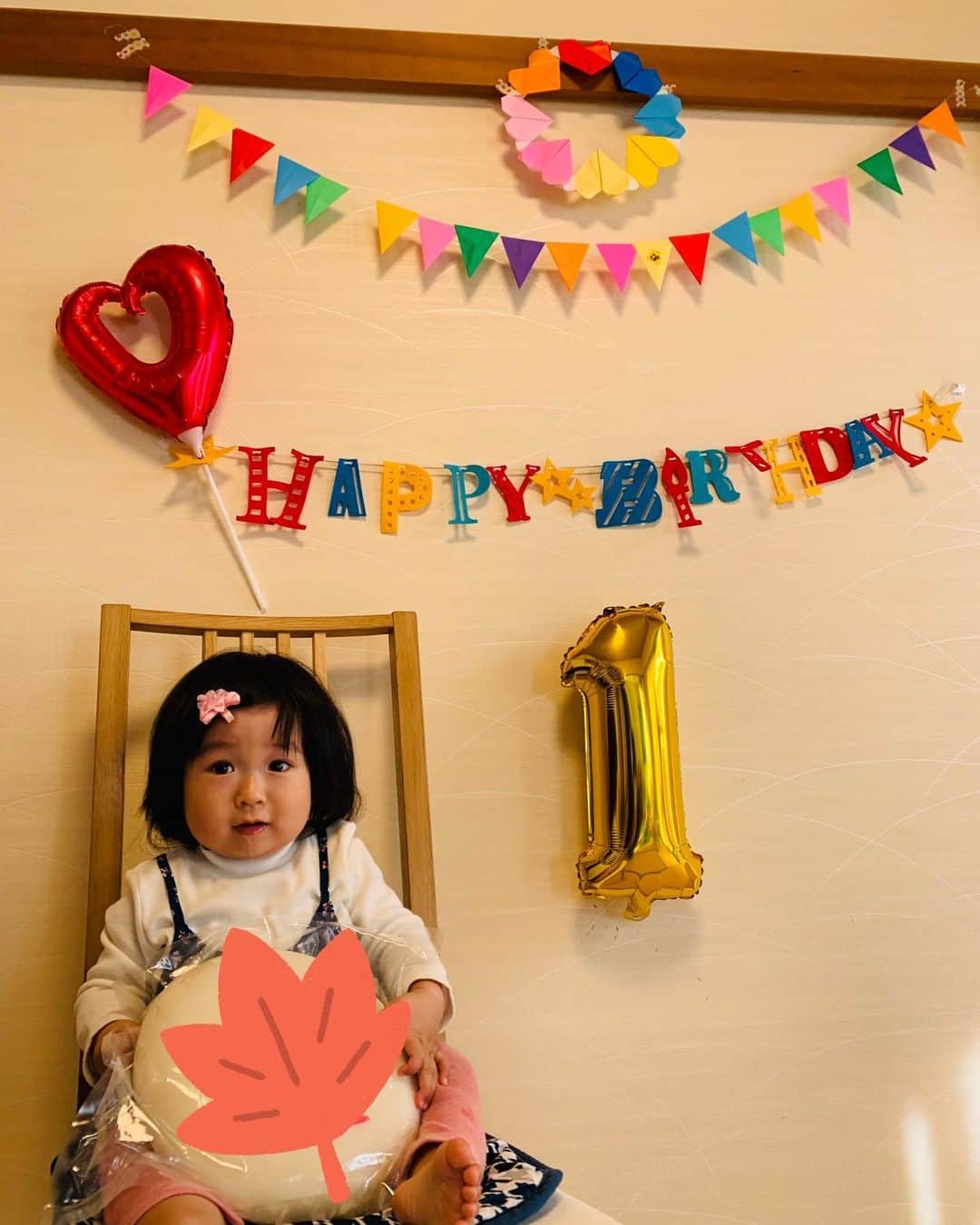 横山愛子のインスタグラム：「次女ちゃん1歳の誕生日を迎えました☺️ 本当に目まぐるしくて、あっという間の1年❗️❗️ふにゃふにゃだった赤ちゃんが、もう歩いてお話して(*´◒`*)成長が早くてビックリです😃 喧嘩もするけど、基本仲良し姉妹❤️ これからもスクスク育ってね！  そして次女ちゃんの顔出しですが、 長女の時と同じく1歳までとさせて頂きます🙏🙏 なので今後は、二人共スタンプや更新が減ってしまうと思います。 申し訳ありませんがよろしくお願い致します。 #2歳9ヶ月#1歳誕生日 #2歳差育児＃プレママ#こどものいる暮らし」