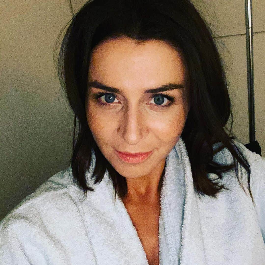 カテリーナ・スコーソンのインスタグラム：「You watching Grey’s Anatomy tonight? My parents aren’t. (Tonight’s that “sexy little scene”). #NSFW #yolo #amelink #greysanatomy」