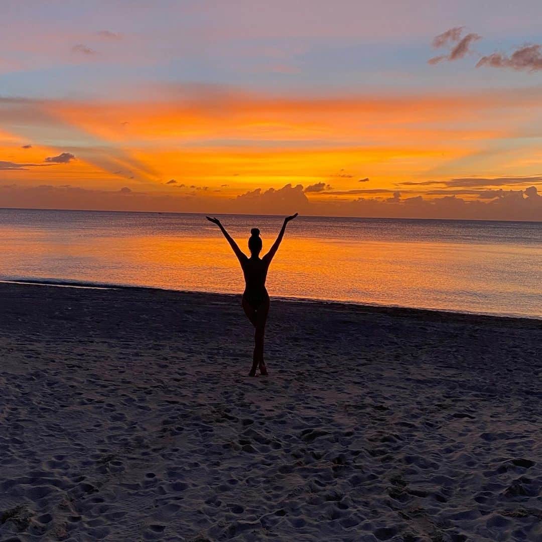 Elizabeth Chambers Hammerのインスタグラム：「This sky...every damn night.  GC, you’re the prettiest. And also the softest and the safest and we’re forever grateful for you. ✨」