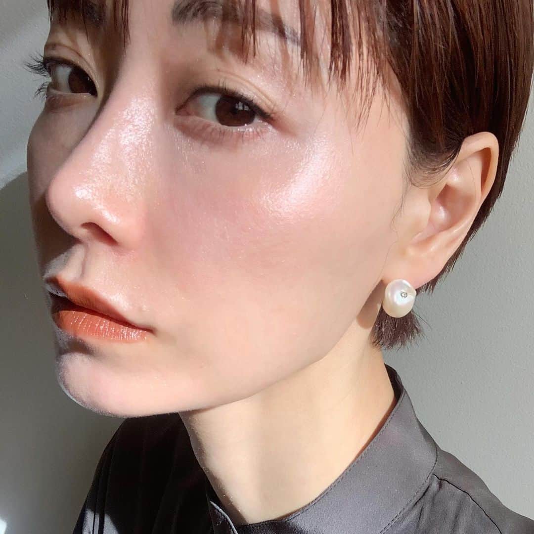 のインスタグラム：「NYの工房で日本人デザイナーの方がOne and onlyのパールジュエリーの良さをより多くの外国の方に知って頂きたいという思いて作っているジュエリーブランド @uneven_nyc   カジュアルなシーンにもドレスアップにも合うデザインで海のようなゆったりとした曲線とコロンとしたフォルム、手にとっても美しいパールで重宝してます。  今回クリスマスキャンペーンということで全てのアイテムが10%offになるクーポンコード〝RYOKO10〟を発行してくれました。普段はPR案件受けないのですが素敵なクリエイションなのでオススメしたいなと思って✨  #nyc #jewelry #pearl  #unevennyc  #ニューヨーク  #ファッション #ジュエリー　#ニューヨークママ」