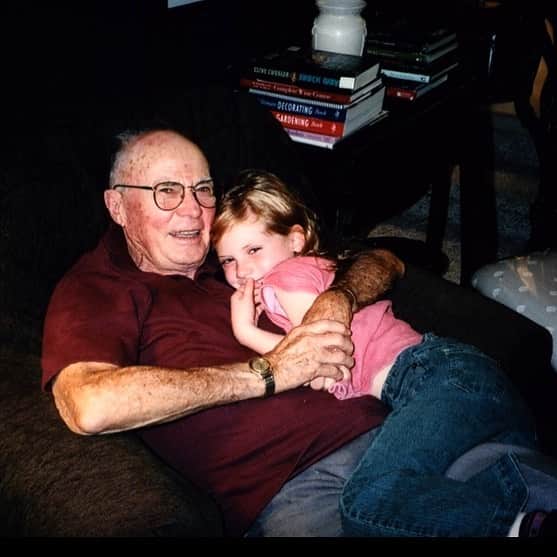 ナターシャ・ピュリッチのインスタグラム：「Throwback Thursday to the warmest hugs and bluest Irish eyes smiling🍀🥰💜 #farrellclan #gpabus」