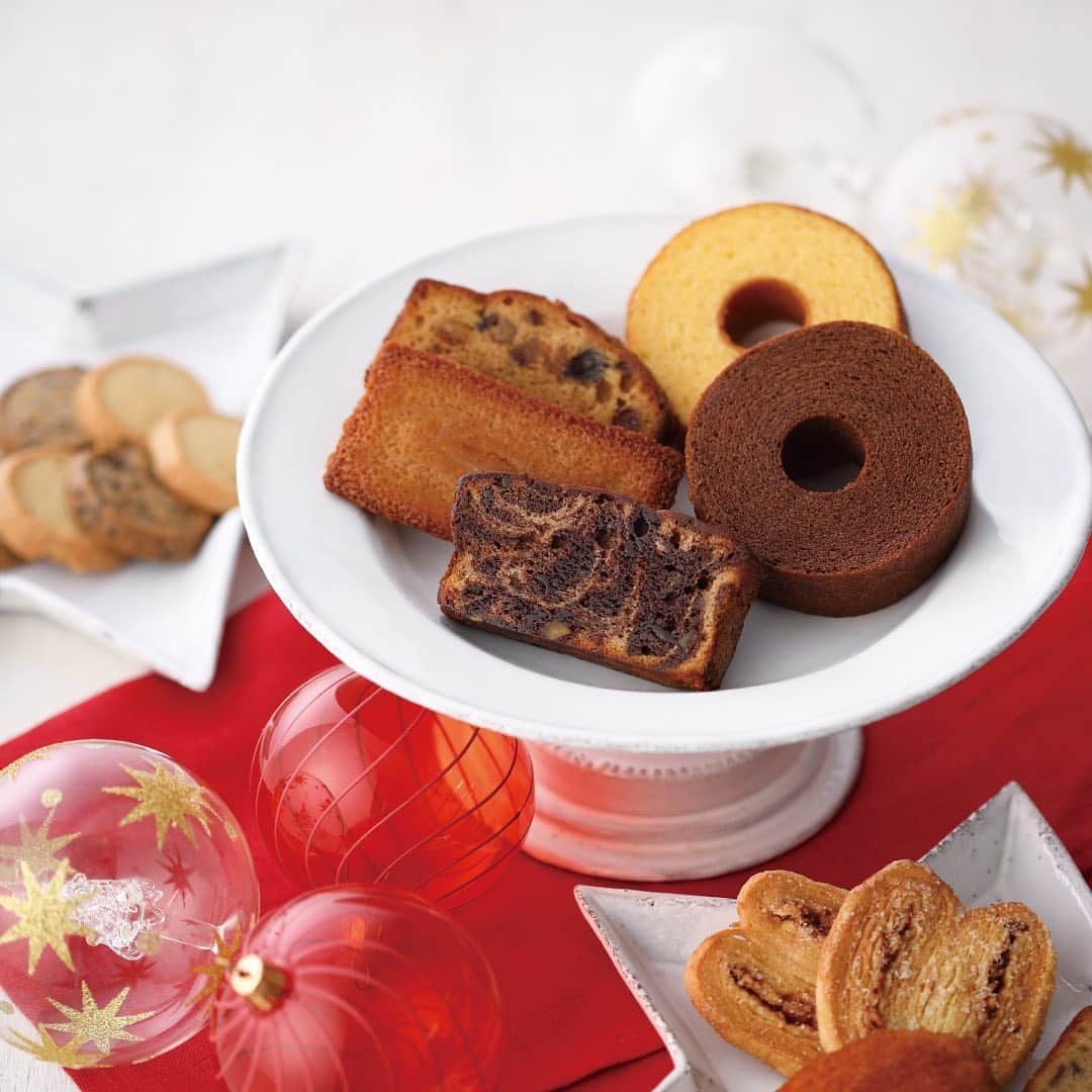 KIHACHI公式Instagramさんのインスタグラム写真 - (KIHACHI公式InstagramInstagram)「. クリスマスを盛り上げるホリデーシーズンにおすすめのパティスリー キハチの焼菓子ギフト。 人気の焼菓子を華やかなリボン付BOXに詰合せました。数量限定でオリジナルクリスマスタグをお付けします。 . . ■キハチオンラインショップの他、楽天、PayPayモール、Amazon でもお取扱いがあります。 . ■販売店舗：11/19時点の営業状況です 《パティスリー キハチ 東京ギフトパレット》. 営業時間：平日 9:30～20:30 /土日祝 9:00～20:30 . 《パティスリー キハチ 東大島》. 営業時間：10:00～19:00 . 《パティスリー キハチ アトレ恵比寿》. 営業時間：10:00～21:00 . 《パティスリー キハチ 西武渋谷店》. 営業時間：10:00～20:00 . ※店舗によって取扱い商品が異なります。また、一部取扱いのない店舗がございます。詳しくは各店舗にお問い合わせください。 ※営業日、営業時間は状況により変更になる場合がございますので予めご了承ください。 ※キハチではお客様とスタッフの健康と安全を考慮し、また働くスタッフが安心して働けるよう、新型コロナウィルス感染拡大防止取り組みを実施しております。 詳細はプロフィールのリンク( @kihachi_official )からキハチブランドサイトをご覧ください。 . . #キハチ #パティスリーキハチ #KIHACHI #patisseriekihachi  #クリスマススイーツ #クリスマスギフト」11月20日 9時02分 - kihachi_official