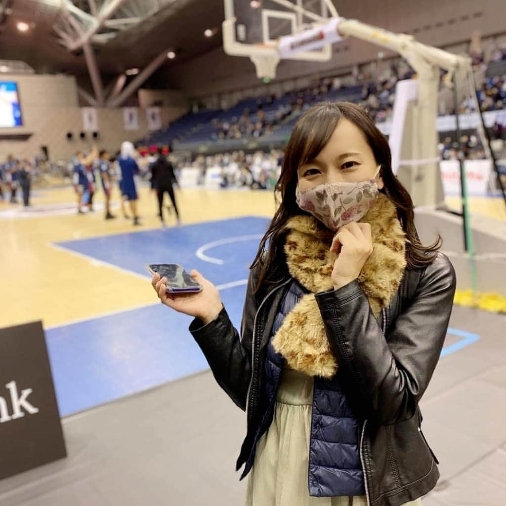 岸田彩加のインスタグラム：「先日の、 #横浜ビーコルセアーズ vs#レバンガ北海道 🏀 いつものちゃみと♥@charmy421 当然のごとくのズボンさんも来てた🐥@zubon_tokyo お席が近くて最高だった！ 全然意識してなかったけど、自然とレバンガカラーの服着てた(ちゃみも同じく無意識でビーコルカラー着てた笑) ・ どちらのチームも今シーズン初観戦で、面白かったー！✨#ジョーダンテイラー 選手はやはりすごかった、、！😳北海道に来てくれてありがとう！ ・ やっぱりやっぱり、ふるさとの北海道のチームは、メンバーが変わっても好きだなあーと思いました😍 ・ #バスケ #basketball #バスケ観戦 #bリーグ #bleague #バスケ女子 #北海道 #hokkaido #横浜 #yokohama #アナウンサー #フリーアナウンサー #スポーツ観戦」