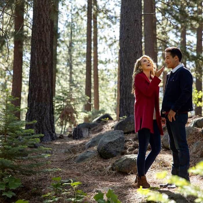 アナリン・マッコードのインスタグラム：「If they don’t add the snow, ima look reeeal dumb! Lol (*filming Christmas in June) #FelizNaviDAD @lifetimetv Nov. 21st @8p」