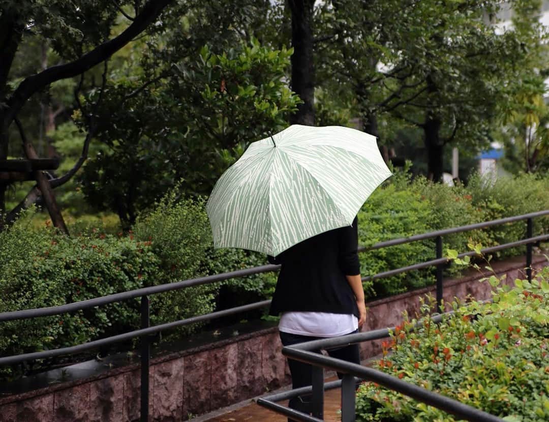 KOZLIFEさんのインスタグラム写真 - (KOZLIFEInstagram)「お気に入りのアイテムがあるだけで、 その日のモチベーションも変わる気がしています。 雨の日が待ち遠しくなる、 シックな北欧デザインの傘。 可愛くなりすぎないカラーも◎  -登場したアイテム- KURA(クラ)/アンブレラ バンブー -グリーン-  ◎商品は当店トップページのバナーorプロフィールのURLからどうぞ。 ▶︎ @kozlife_tokyo  #KOZLIFE #japan #LoveFoodLoveLife#Interior #instahome #instagood #instajapan #umbrella #henningkoppel #rainy #暮らし #北欧インテリア #北欧雑貨 #北欧デザイン #インテリア #丁寧な暮らし #シンプルライフ #暮らしを楽しむ #ヘニングコペル #傘」11月20日 9時01分 - kozlife_tokyo