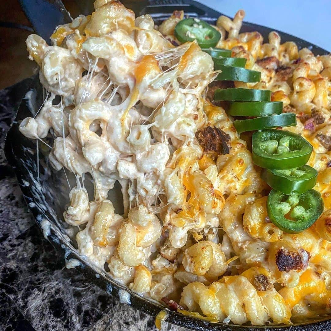 Flavorgod Seasoningsさんのインスタグラム写真 - (Flavorgod SeasoningsInstagram)「Jalapeño popper Mac N Cheese 🔥🧀🌶 (swipe to see how stringy this cheese is 😋) by customer @platesbykandt⁠ -⁠ Seasoned with FlavorGod Everything Seasoning⁠ -⁠ Add delicious flavors to your meals!⬇️⁠ Click link in the bio -> @flavorgod  www.flavorgod.com⁠ -⁠ Diced @mtolivepickles jalapeños, freshly made bacon bits, and a blend of @murrayscheese fresh mozzarella, parm, mild cheddar, and Colby cheeses throughout the Mac! Also have those fresh bacon bits, and @freshgourmet_ingredients crispy jalapeños on the top for that xxxtra crunch⁠ -⁠ DM @platesbykandt for full recipe⁠ -⁠ Key ingredients 👇🏽⁠ • @flavorgod everything⁠ • @murrayscheese cheeses⁠ • @mtolivepickles jalapeños⁠ • @barillaus pasta⁠ • @freshgourmet_ingredients crispy jalapeños⁠ -⁠ Flavor God Seasonings are:⁠ 💥 Zero Calories per Serving ⁠ 🙌 0 Sugar per Serving⁠ 🔥 #KETO & #PALEO Friendly⁠ 🌱 GLUTEN FREE & #KOSHER⁠ ☀️ VEGAN-FRIENDLY ⁠ 🌊 Low salt⁠ ⚡️ NO MSG⁠ 🚫 NO SOY⁠ 🥛 DAIRY FREE *except Ranch ⁠ 🌿 All Natural & Made Fresh⁠ ⏰ Shelf life is 24 months⁠ -⁠ #food #foodie #flavorgod #seasonings #glutenfree #mealprep #seasonings #breakfast #lunch #dinner #yummy #delicious #foodporn」11月20日 9時01分 - flavorgod